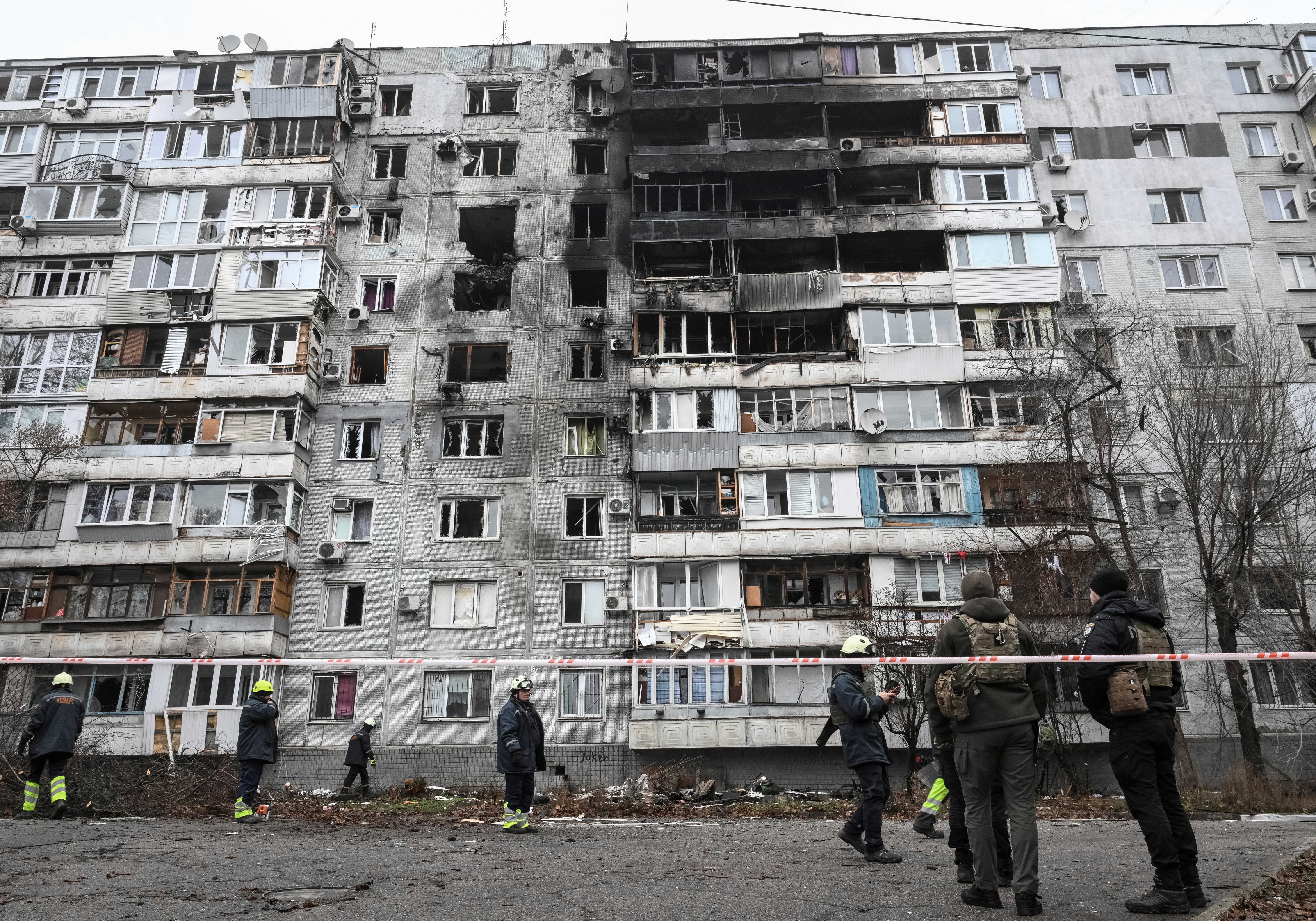 Hiện trường một tòa chung cư bị UAV Nga tấn công, trong bối cảnh các đợt không kích của Nga nhằm vào Ukraine, tại Zaporizhzhia, Ukraine, ngày 16/12/2025. (Ảnh: REUTERS/Stringer)