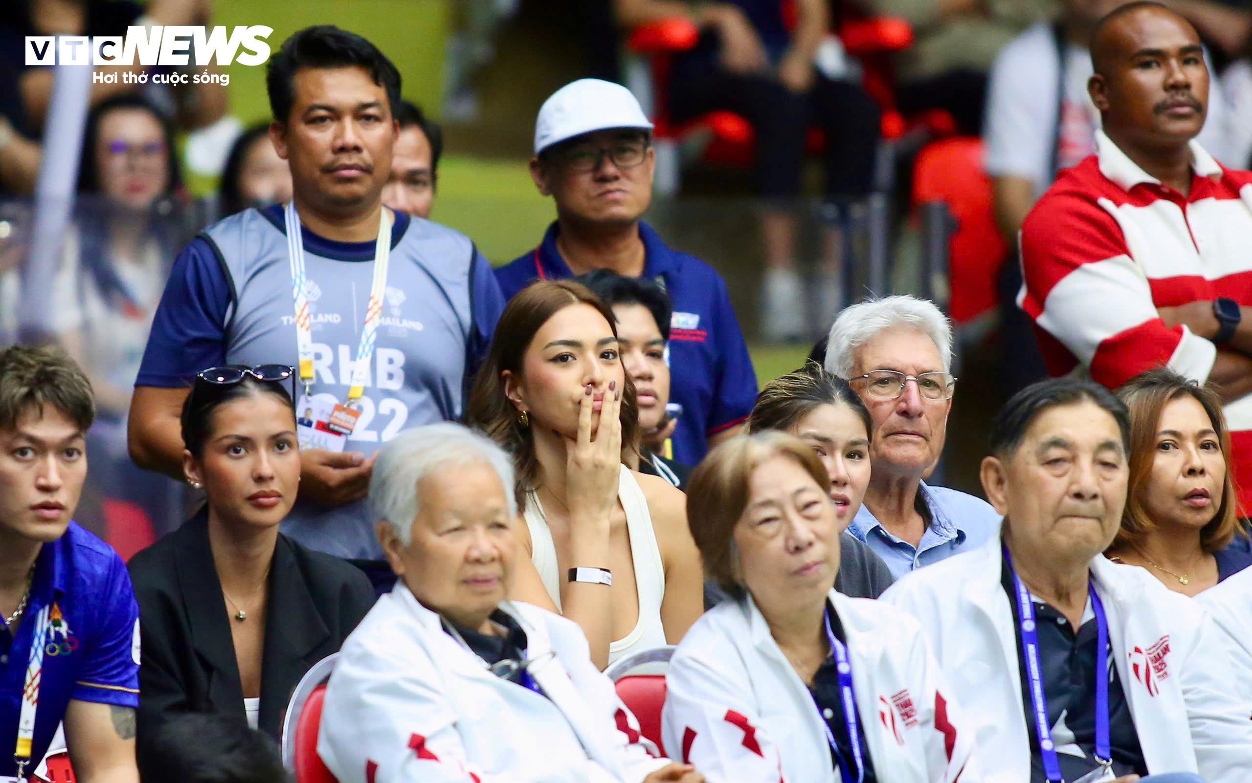 Diễn biến set 5 căng thẳng đến mức Anchilee Scott-Kemmis không thể nở nụ cười. Cô nàng chỉ thoải mái hơn khi Thái Lan san bằng điểm số. Cô ăn mừng cuồng nhiệt khi Thái Lan lội ngược dòng ở set 5 và thắng 3-2, qua đó giành huy chương vàng. Dù vậy, Anchilee Scott-Kemmis vẫn dành sự tôn trọng cho đoàn thể thao Việt Nam. Cô liên tục vỗ tay tán thưởng khi đội Việt Nam nhận huy chương bạc. Cả Anchilee Scott-Kemmis và Antonia Porsild có một buổi tối đáng nhớ, nhiều cảm xúc.