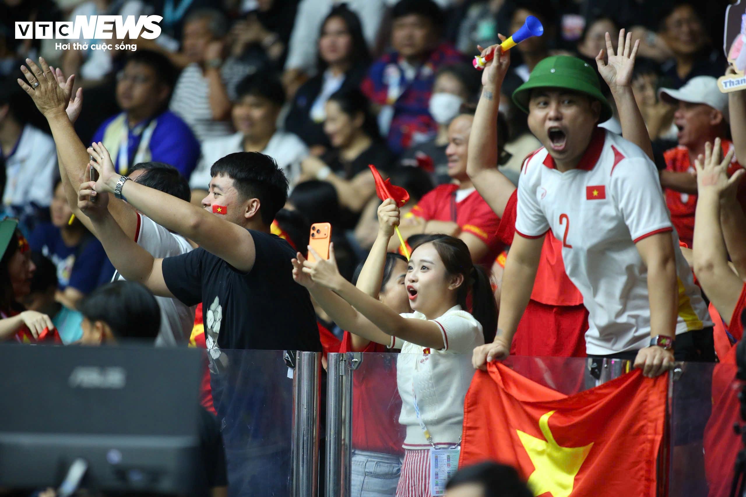 Rất đông cổ động viên Việt Nam cũng có mặt trên khán đài nhà thi đấu trong khuôn viên sân Rajamangala. Phía chủ nhà Thái Lan cũng tiếp đón Việt Nam bằng 2 vị khách đặc biệt. Hoa hậu Hoàn vũ Thái Lan 2021 Anchilee Scott-Kemmis có mặt cùng Antonia Porsild - Á hậu 1 Hoa hậu Hoàn vũ thế giới 2023 (áo đen, bên trái). Trong sân, cả hai đội thi đấu quyết liệt, so kè từng điểm số. Cô nàng Anchilee Scott-Kemmis cũng không tránh khỏi cảm giác hồi hộp khi Thái Lan dẫn trước 2-1 về set nhưng bị Việt Nam thắng thế ở set 4. Cô nàng liên tục trao đổi với bạn bè về các cú đánh trên sân, nhất là ở các tình huống challenge. Anchilee Scott-Kemmis biểu cảm 