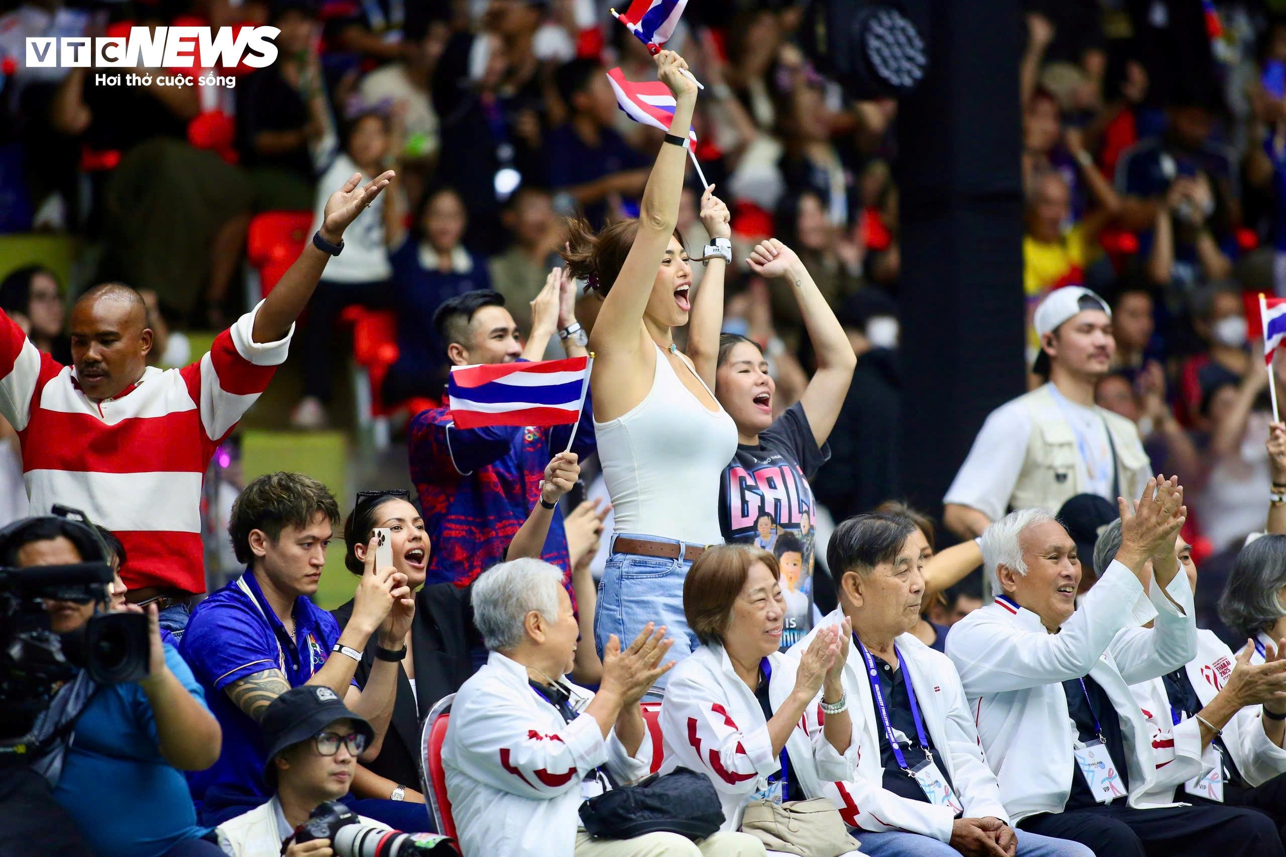 Cả Anchilee Scott-Kemmis và Antonia Porsild có một buổi tối đáng nhớ, nhiều cảm xúc.