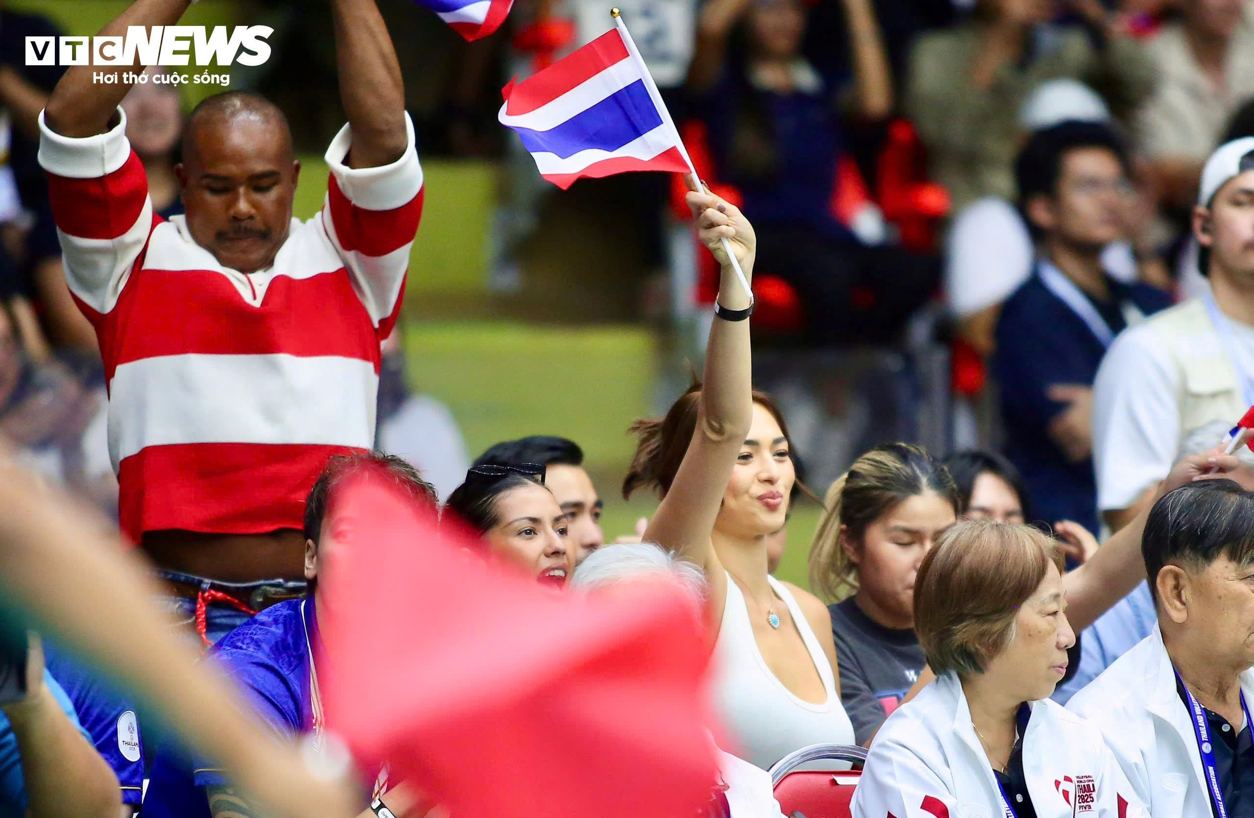 Cô nàng chỉ thoải mái hơn khi Thái Lan san bằng điểm số. Cô ăn mừng cuồng nhiệt khi Thái Lan lội ngược dòng ở set 5 và thắng 3-2, qua đó giành huy chương vàng. Dù vậy, Anchilee Scott-Kemmis vẫn dành sự tôn trọng cho đoàn thể thao Việt Nam. Cô liên tục vỗ tay tán thưởng khi đội Việt Nam nhận huy chương bạc. Cả Anchilee Scott-Kemmis và Antonia Porsild có một buổi tối đáng nhớ, nhiều cảm xúc.