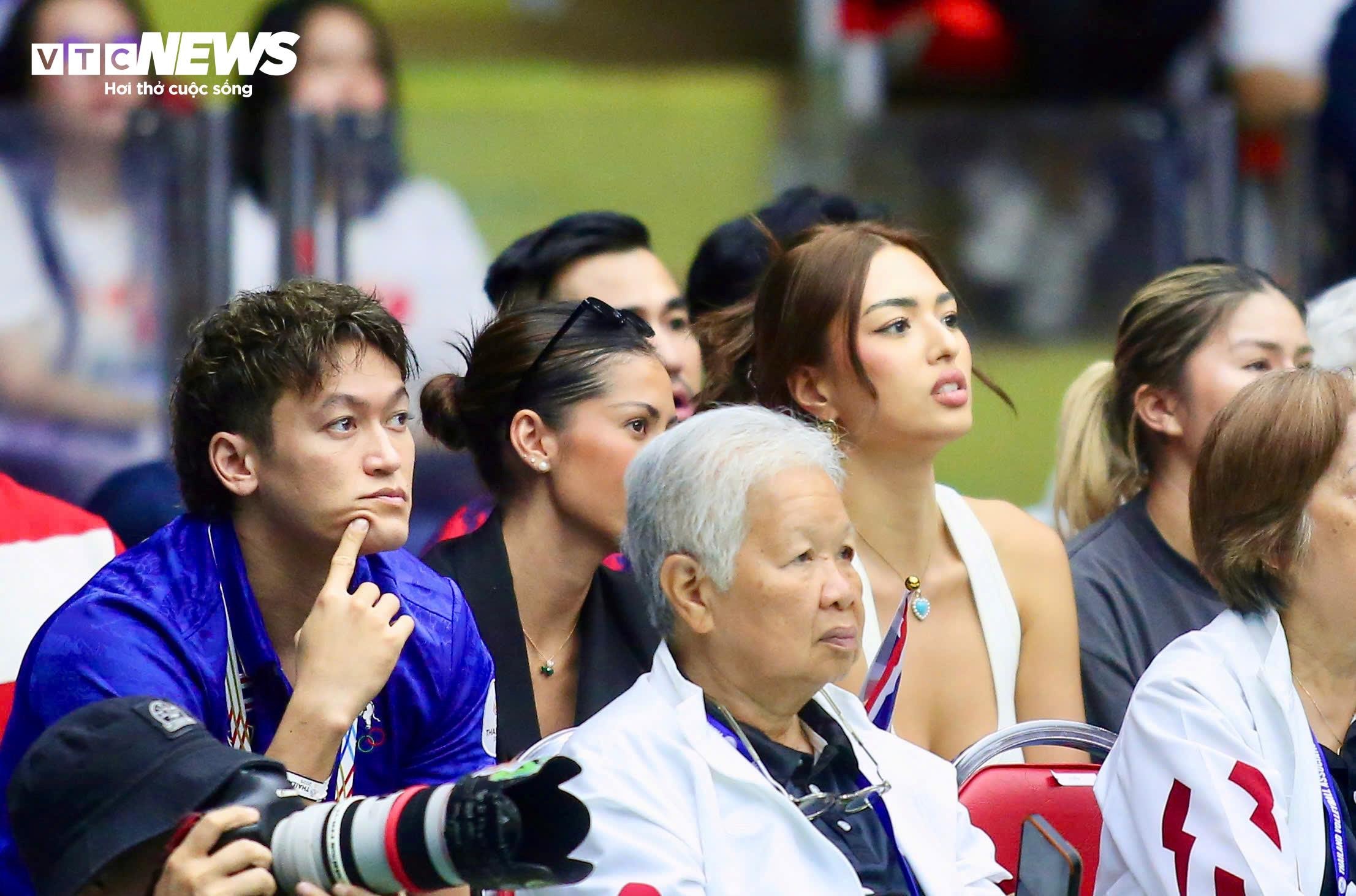 Cô nàng Anchilee Scott-Kemmis cũng không tránh khỏi cảm giác hồi hộp khi Thái Lan dẫn trước 2-1 về set nhưng bị Việt Nam thắng thế ở set 4. Cô nàng liên tục trao đổi với bạn bè về các cú đánh trên sân, nhất là ở các tình huống challenge. Anchilee Scott-Kemmis biểu cảm 