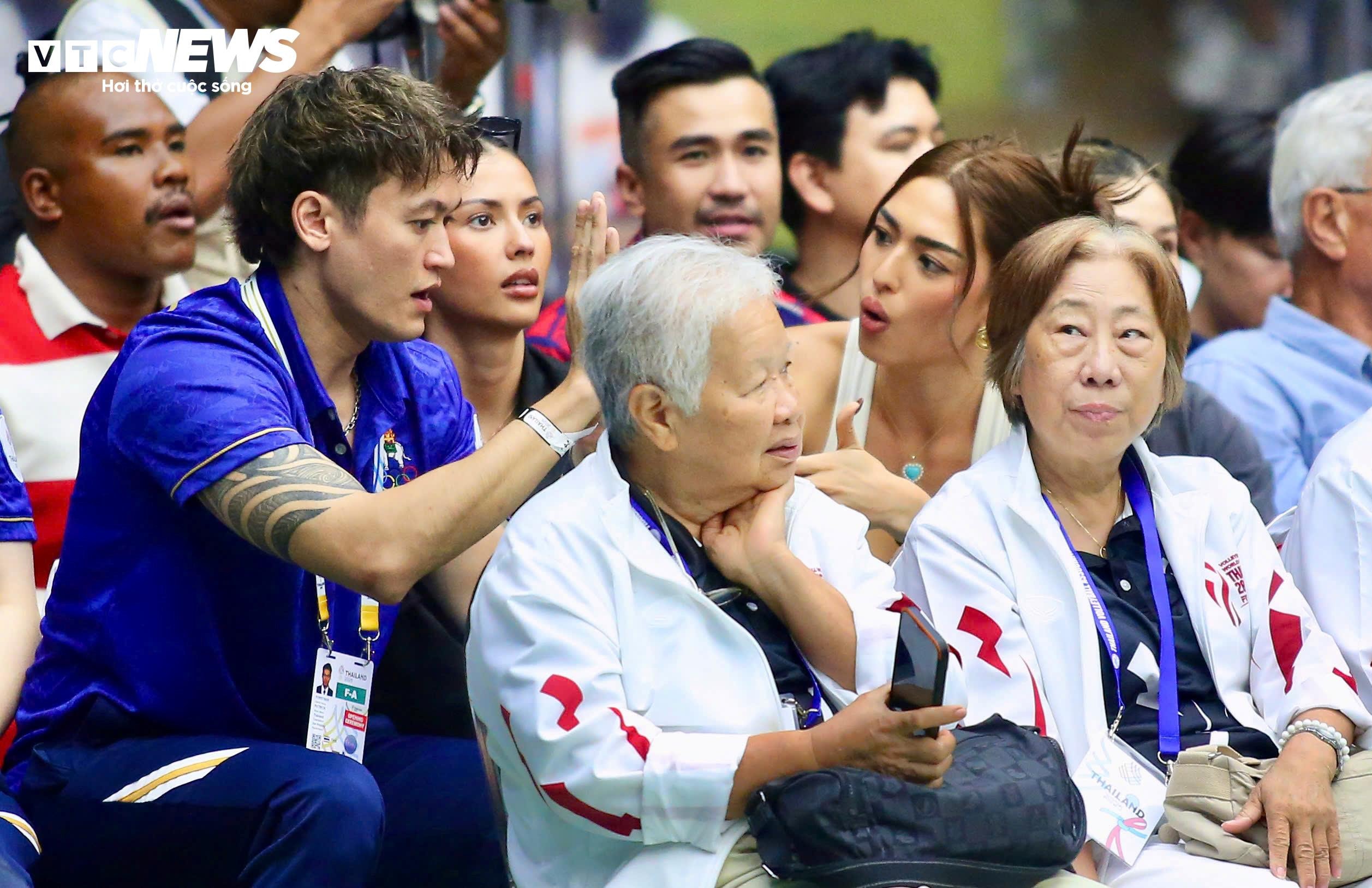 Cô nàng liên tục trao đổi với bạn bè về các cú đánh trên sân, nhất là ở các tình huống challenge. Anchilee Scott-Kemmis biểu cảm 