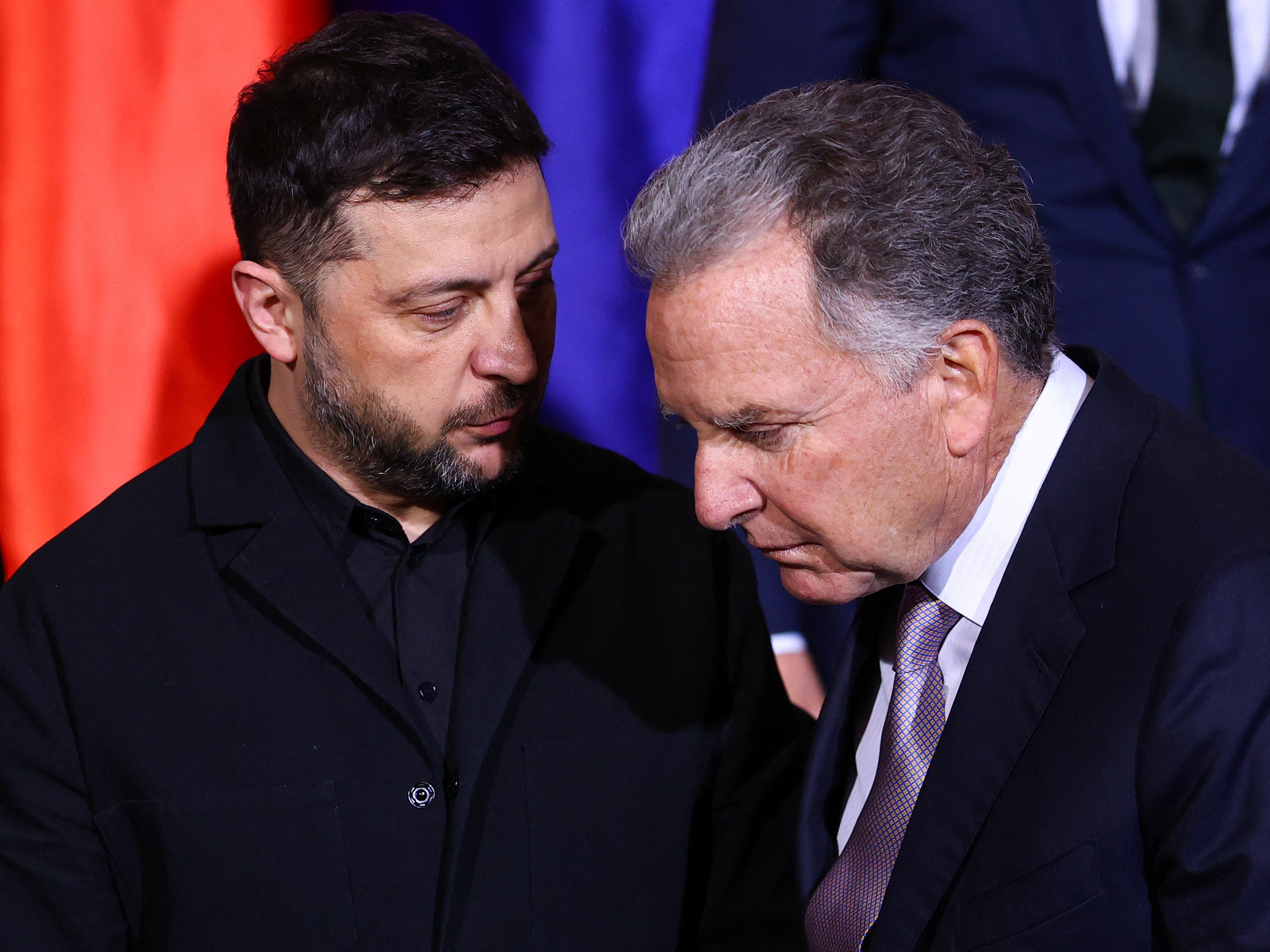 Tổng thống Ukraine Volodymyr Zelensky và Đặc phái viên Mỹ Steve Witkoff trao đổi tại Phủ Thủ tướng ở Berlin, Đức, ngày 15/12/2025. (Ảnh: REUTERS/Lisi Niesner/Pool)