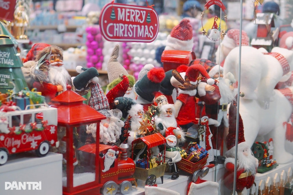 Tiểu thương bày hàng Giáng sinh đẹp mắt, khách chỉ đến dạo chơi chụp ảnh - 1 Tiểu thương bày hàng Giáng sinh đẹp mắt, khách chỉ đến dạo chơi chụp ảnh - 1