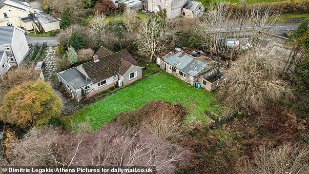 Ngôi nhà bị bao vây đang rao bán. Ảnh: Dailymail