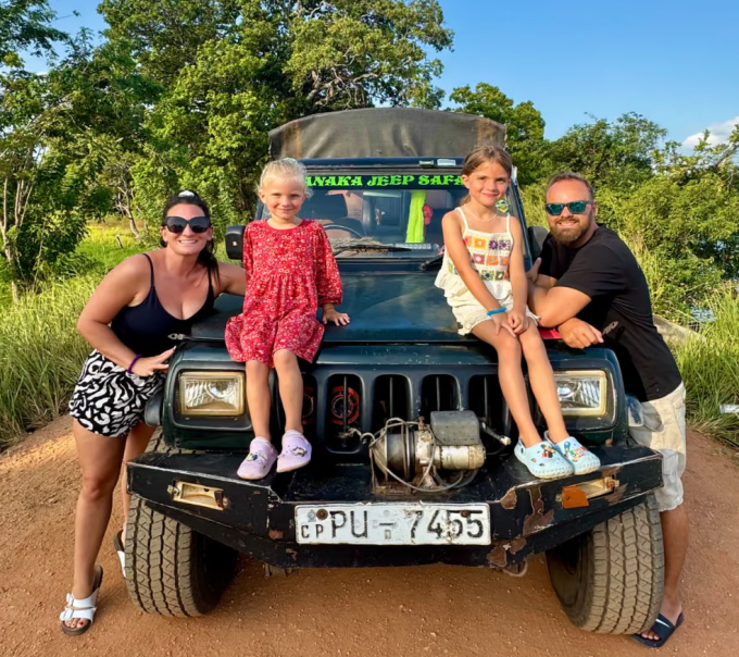 Mặt trái của những gia đình ôm con du mục - 1