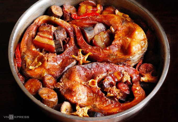 Cá kho chuối xanh kiểu Bắc. Ảnh: Bùi Thủy