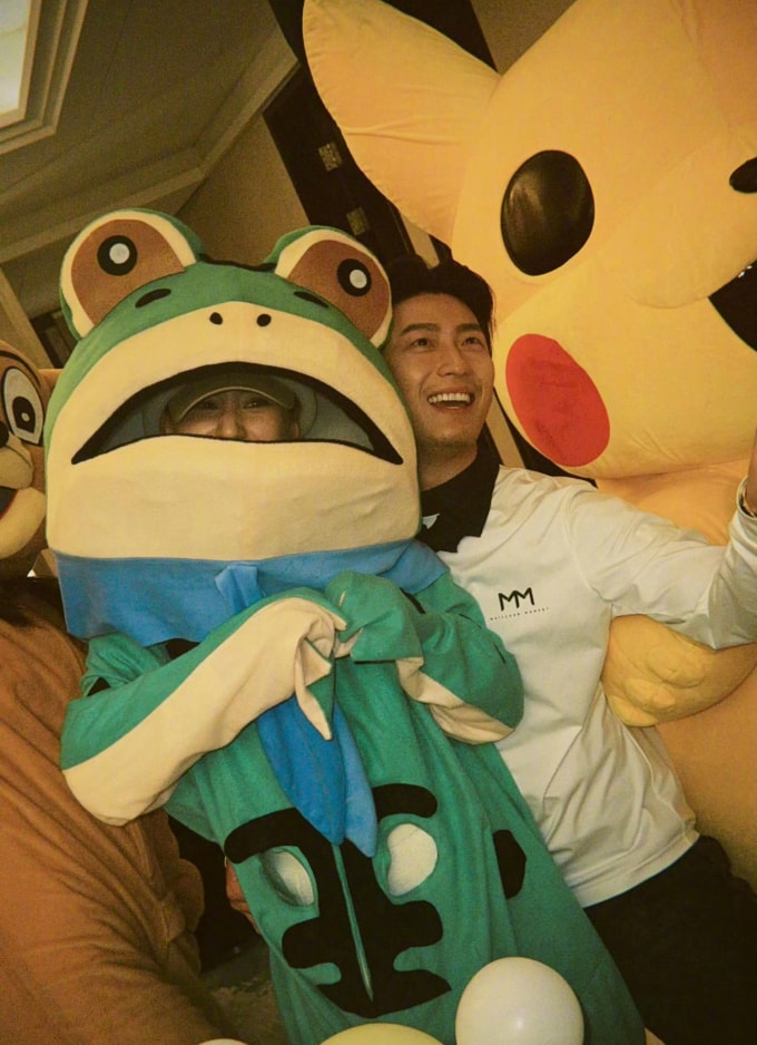 Hà Siêu Liên hóa trang ở tiệc sinh nhật Đậu Kiêu. Ảnh: Sohu