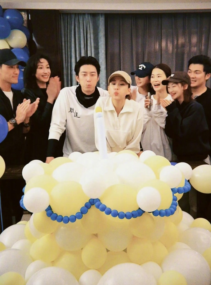 Hà Siêu Liên thổi nến sinh nhật cùng chồng, Đậu Kiêu mặc áo in chữ Kiêu Liên. Ảnh: Sohu