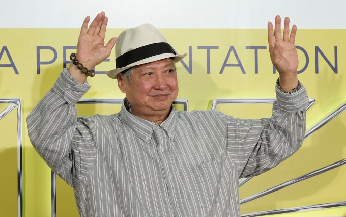 Nghệ sĩ Hồng Kim Bảo chào khán giả khi dự khai mạc Gala phim Hong Kong tại TP HCM, tháng 11. Ảnh: Lê Quang Nhật