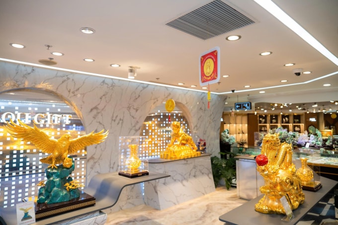 Doanh nghiệp trưng bày nhiều tác phẩm mỹ nghệ vàng 24K, bảo vật kỷ lục tại triển lãm. Ảnh: DOJI