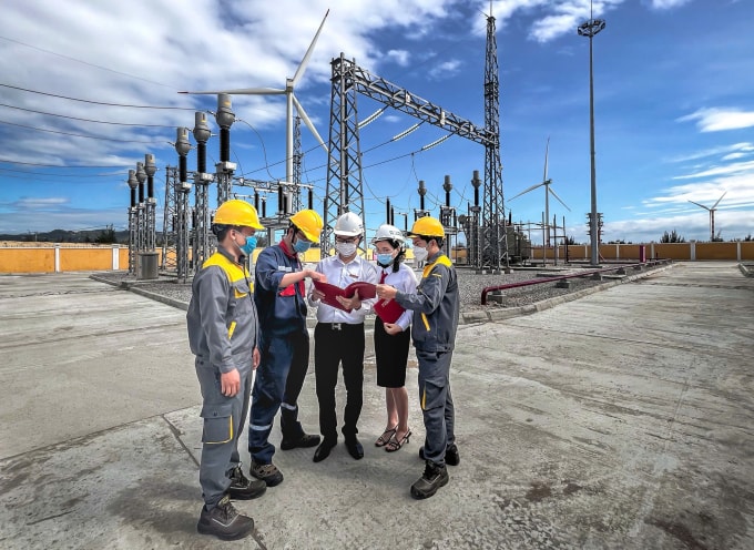 Nhân viên Agribank đang hỗ trợ, tư vấn cho khách hàng. Ảnh: Agribank