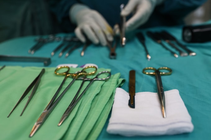 Y bác sĩ phẫu thuật cho bệnh nhân. Ảnh: Quỳnh Trần