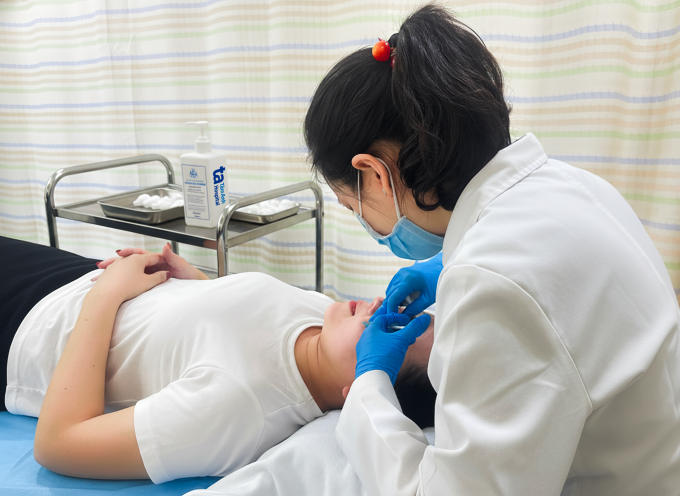 Bác sĩ tiêm HA để giảm khô và làm sáng da cho chị Bella Mai. Ảnh: Bệnh viện Đa khoa Tâm Anh