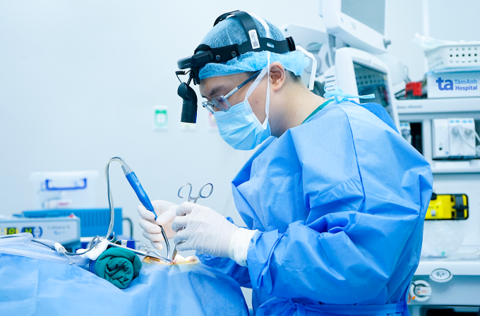 Bác sĩ Tường phẫu thuật cắt amidan cho một người bệnh. Ảnh minh họa: Bệnh viện Đa khoa Tâm Anh