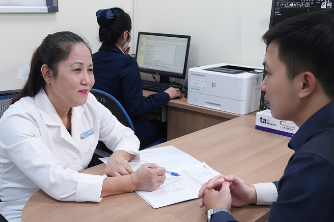 PGS Tính tư vấn cho bệnh nhân ung thư dạ dày. Ảnh: Bệnh viện Đa khoa Tâm Anh