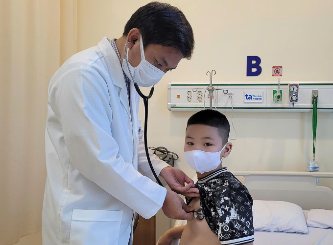 Bác sĩ Hoàng khám cho bé Cường trước khi xuất viện. Ảnh: Hải Âu