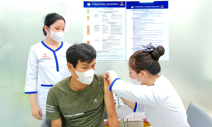 Người lớn tiêm vaccine phòng bệnh do não mô cầu tại Hệ thống Tiêm chủng VNVC. Ảnh: Hoàng Dương
