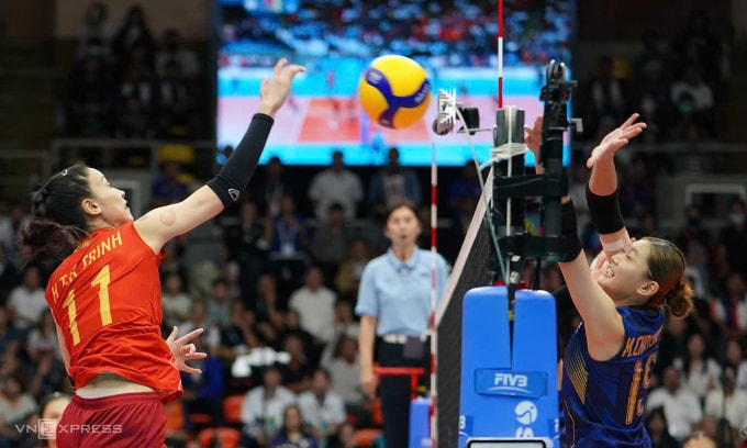 Pha tấn công của Kiều Trinh trong trận Việt Nam thua Thái Lan ở chung kết bóng chuyền nữ SEA Games 33 tại nhà thi đấu Huamark, thành phố Bangkok, Thái Lan tối 15/12/2025. Ảnh: Đức Đồng