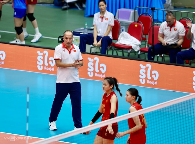 HLV Nguyễn Tuấn Kiệt (áo trắng) trong trận Việt Nam thua Thái Lan 2-3 ở chung kết bóng chuyền nữ SEA Games 33, tại nhà thi đấu Huamark ở Bangkok, Thái Lan ngày 15/12/2025. Ảnh: Đức Đồng