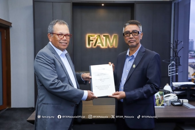 Cựu chánh án Tun Md Raus Sharif (trái) gửi bản báo cáo điều tra cho Quyền chủ tịch FAM Datuk Yusoff Mahadi tại trụ sở LĐBĐ Malaysia (FAM) ở Kuala Lumpur, chiều nay 16/12/2025. Ảnh: FAM