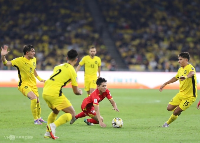 Trung vệ Malaysia gốc Argentina Facundo Garces (trái) thi đấu trong trận thắng Việt Nam 4-0 ở lượt hai bảng F vòng loại cuối Asian Cup 2027, trên sân Bukit Jalil, Malaysia ngày 10/6/2025. Ảnh: Hai Tư