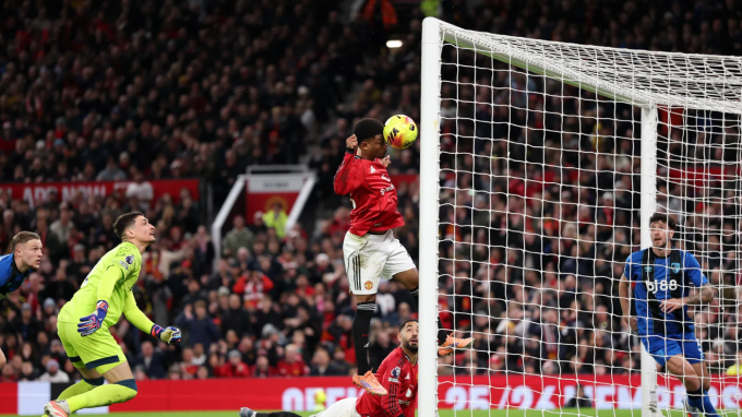 Amad Diallo đánh đầu vào lưới trống mở tỷ số trong trận Man Utd hòa Bournemouth 4-4 ở vòng 16 Ngoại hạng Anh trên sân Old Trafford, Manchester, Anh ngày 15/12/2025. Ảnh: Premier League