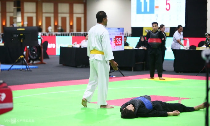 Võ sĩ Nguyễn Minh Triết nằm sân sau cú đá của Marzuki ở pencak silat, bán kết hạng cân dưới 65kg nam SEA Games 33 tại Bangkok, Thái Lan sáng 16/12/2025. Ảnh: Đức Đồng