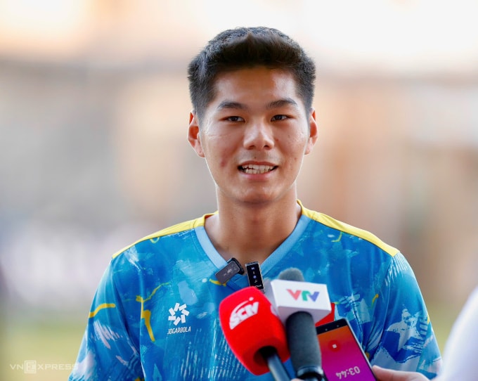 Trung vệ Nguyễn Hiểu Minh trả lời phỏng vấn trước buổi tập của U22 Việt Nam, tại sân bóng thuộc Đại học RBAC chiều 16/12/2025. Ảnh: Hiếu Lương