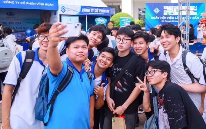 Sinh viên Đại học Cần Thơ tham gia ngày hội việc làm thủy sản, ngày 6/12. Ảnh: CTU