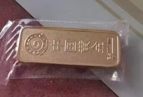 Thỏi vàng 100 g trong số của hồi môn thực chất là đồ giả. Ảnh: Huanqiu