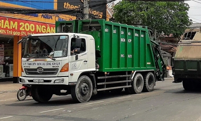 Vận chuyển rác về khu xử lý Đa Phước, huyện Bình Chánh. Ảnh: Giang Anh