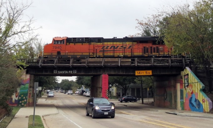 Một đoàn tàu của BNSF chạy qua một con phố ở Fort Worth, Texas, ngày 4/12. Ảnh: Ruperto Gutierrez
