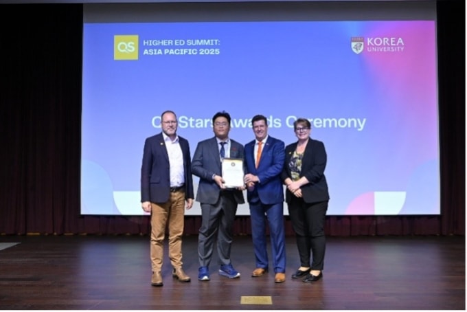 BUV nhận chứng nhận QS 5 Sao giai đoạn 2025-2028 tại Hội nghị Thượng đỉnh QS châu Á - Thái Bình Dương 2025 ở Seoul. Ảnh: BUV