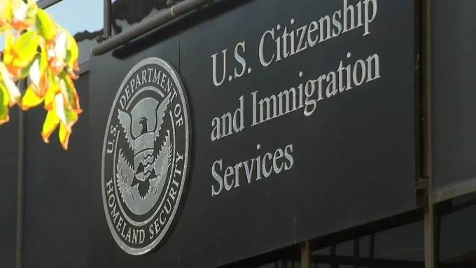 Bên ngoài trụ sở USCIS ở San Diego, California. Ảnh: NBC San Diego