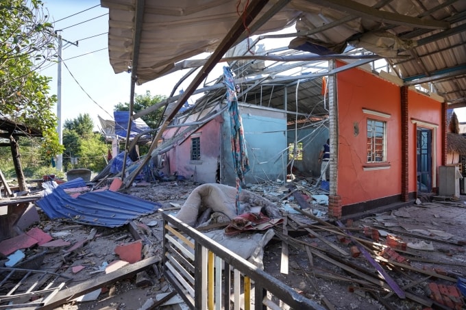 Ngôi nhà bị hư hại sau cuộc tấn công của Thái Lan vào tỉnh Banteay Meanchey, Campuchia ngày 16/12. Ảnh: AFP