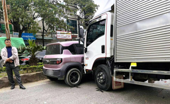 Một trong số xe tải tông thêm hai xe con khác tại khu vực chờ đèn đỏ. Ảnh: Lam Sơn