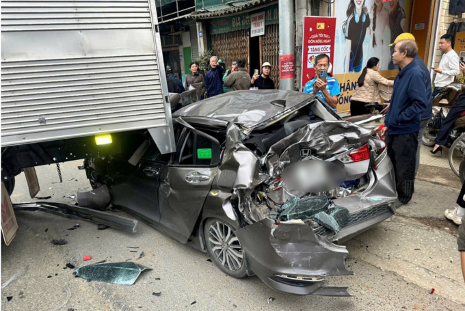 Xe Honda 5 chỗ vỡ nát sau cú tông của xe đầu kéo. Ảnh: Lam Sơn