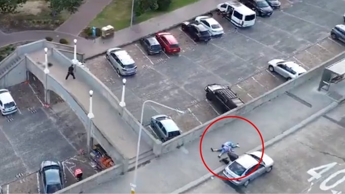 Thi thể cặp vợ chồng trên vỉa hè sau khi đối đầu tay súng. Ảnh: 9News