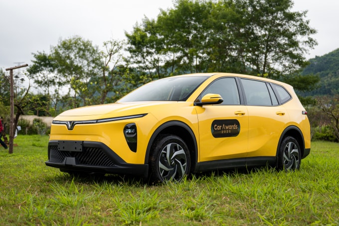 Limo Green, mẫu xe bán chạy nhất thị trường tháng 11, lăn bánh ở Hà Nội. Ảnh: Lương Dũng