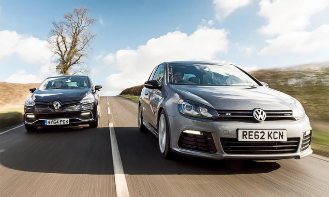 Hai mẫu xe của hai thương hiệu ôtô châu Âu: Renault Clio RS 200 (trái) và Volkswagen Golf R. Ảnh: Car
