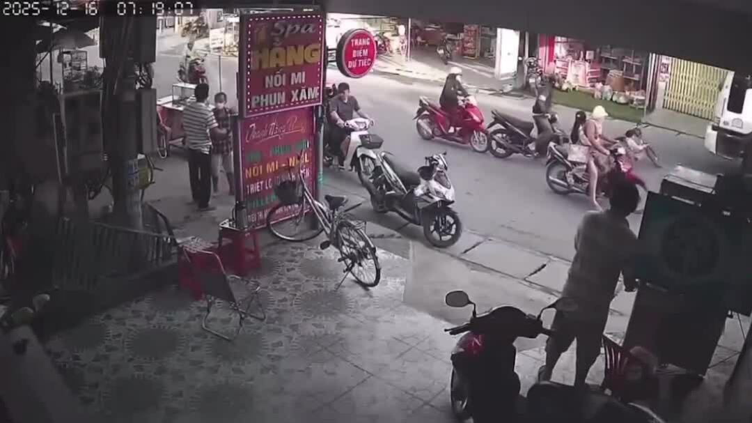 Em bé đi xe đạp văng vào gầm xe tải