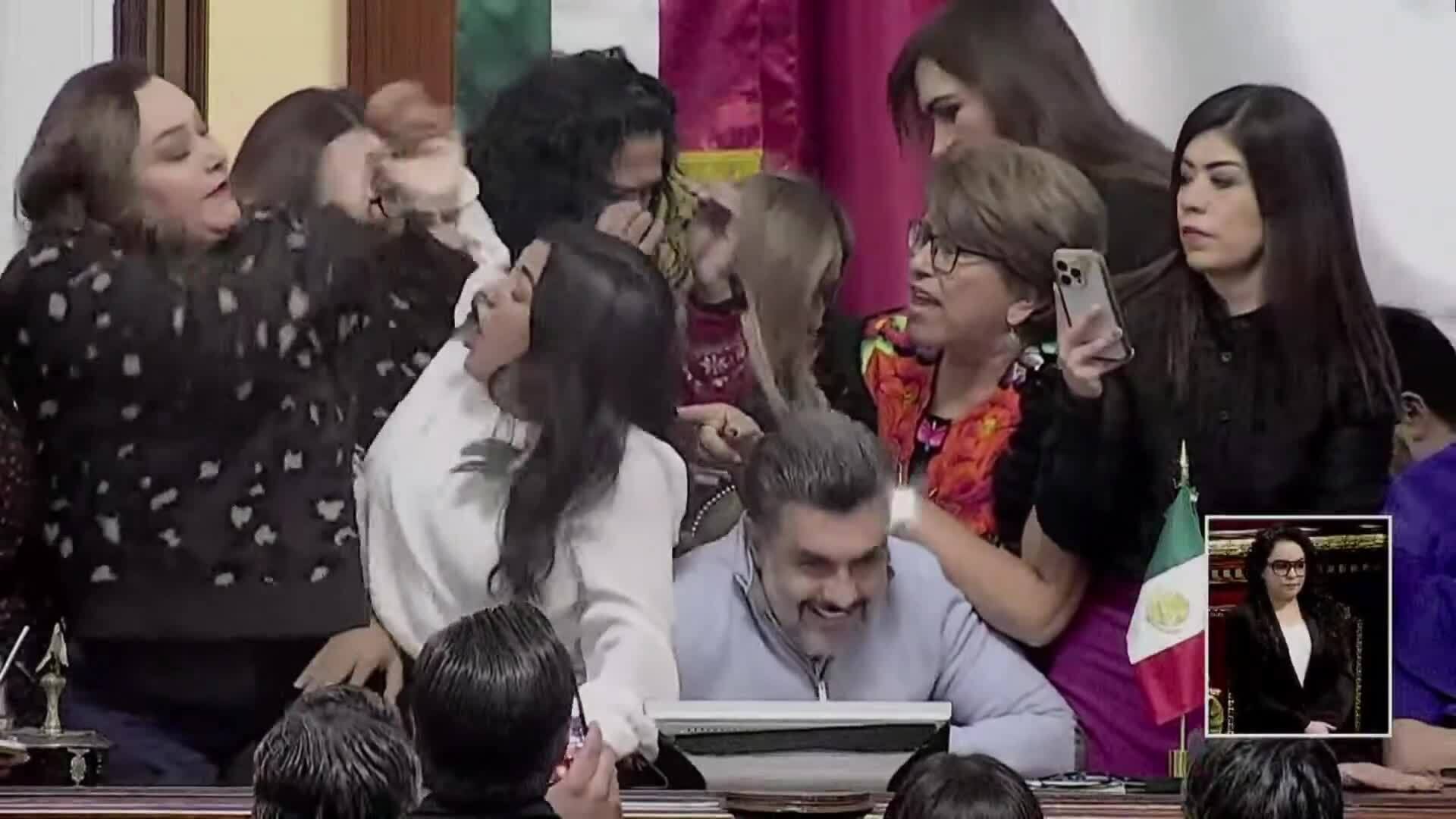 Nữ nghị sĩ Mexico City giật tóc, đánh nhau trong phiên tranh luận