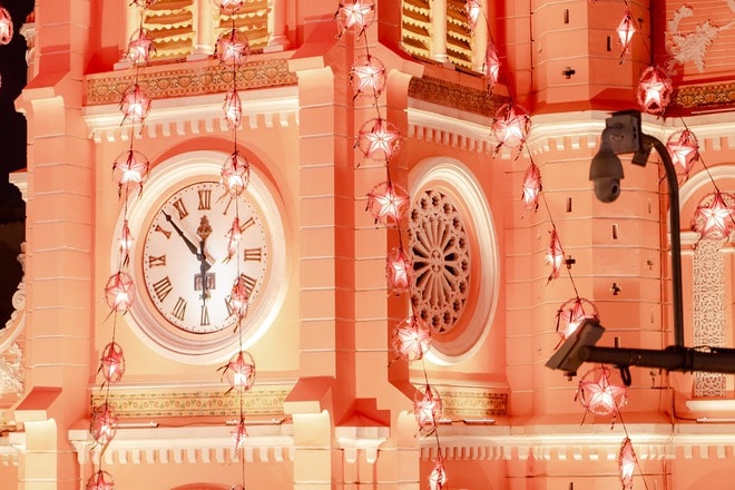 VIDEO: Nhà thờ trang trí hàng chục cây thông Giáng sinh "hot hit" tại TPHCM - Ảnh 3.