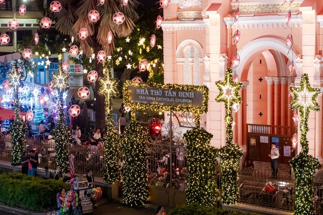 VIDEO: Nhà thờ trang trí hàng chục cây thông Giáng sinh "hot hit" tại TPHCM - Ảnh 4.