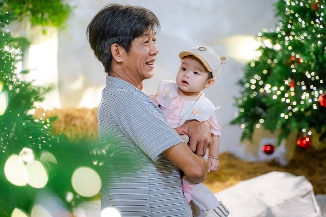 VIDEO: Nhà thờ trang trí hàng chục cây thông Giáng sinh "hot hit" tại TPHCM - Ảnh 16.