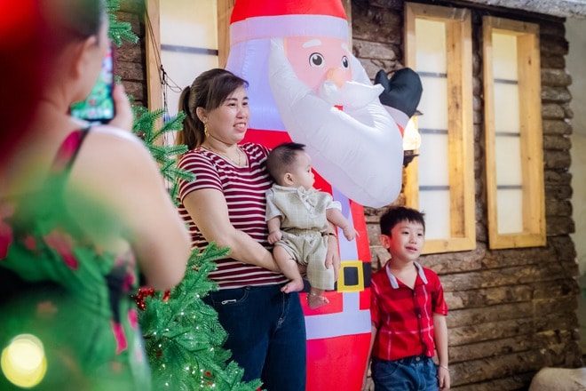 VIDEO: Nhà thờ trang trí hàng chục cây thông Giáng sinh "hot hit" tại TPHCM - Ảnh 13.