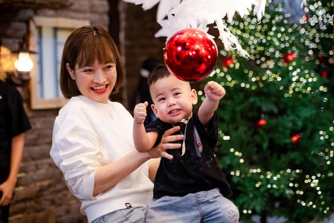 VIDEO: Nhà thờ trang trí hàng chục cây thông Giáng sinh "hot hit" tại TPHCM - Ảnh 15.