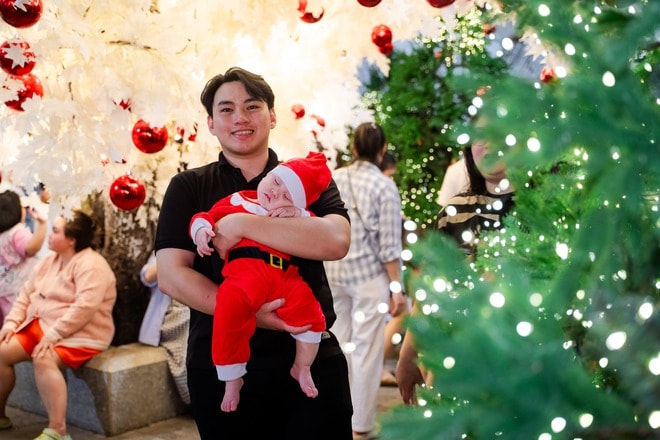 VIDEO: Nhà thờ trang trí hàng chục cây thông Giáng sinh "hot hit" tại TPHCM - Ảnh 18.